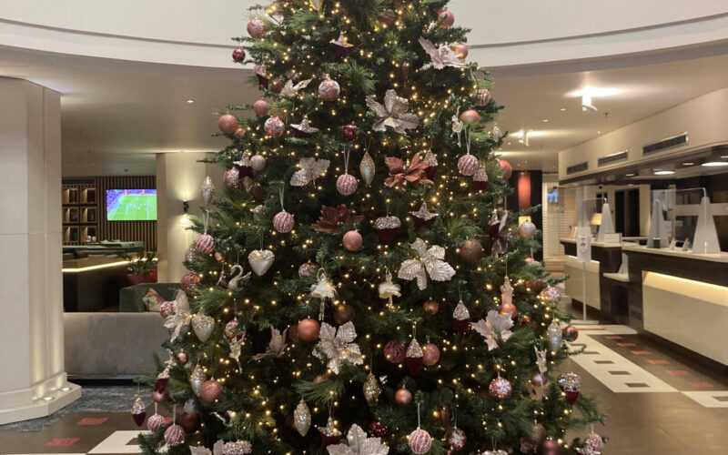 Ηδύτητα και λάμψη στις σάλες των ξενοδοχείων στις μέρες των γιορτών – Crowne Plaza Athens
